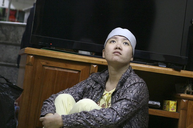 Nguyễn Huyền Trang sinh năm 1985, tham gia môn đá cầu từ năm 14 tuổi, sau đó chuyển thi đấu cho đội tuyển Hà Nội và tuyển quốc gia từ năm 2000. Đây là thời gian rất hạnh phúc của cô khi vừa là hoa khôi vừa là trụ cột của đội tuyển quốc gia. Hiện tại tóc Trang đã rụng nhiều do ảnh hưởng của đợt điều trị ung thư.