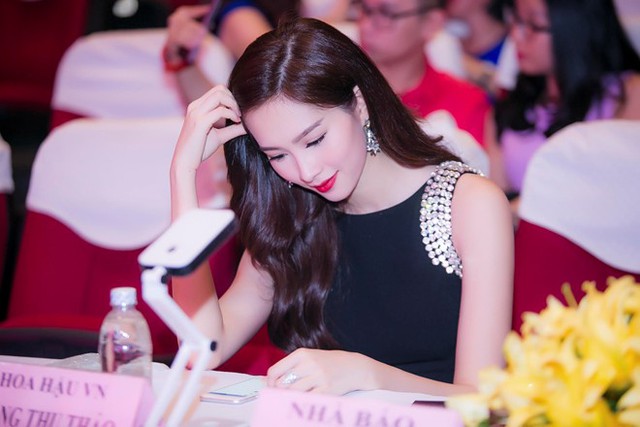 Hoa hậu Việt Nam đưa ra những câu hỏi, nhận xét chính xác về các màn trình diễn. “Năm nay dàn thí sinh vào chung kết rất nổi bật, các em khá đồng đều khiến ban giám khảo rất khó khăn và căng thẳng khi chọn lựa - cô nói.