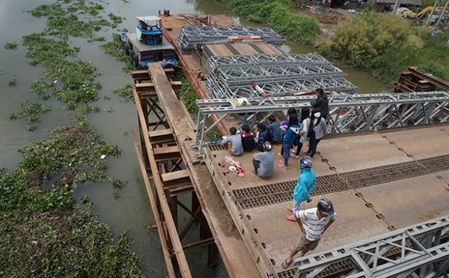 Hiện trường vụ tai nạn làm hai người đi xe máy rơi xuống sông - Ảnh: An Long