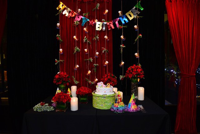 Tiệc sinh nhật của bé Thỏ được trang trí sinh động với tông đỏ chủ đạo.