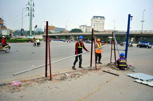 Dự kiến trong ngày 25.10 sẽ tháo dỡ xong 2 bên rào chắn trên đường Hồ Tùng Mậu.