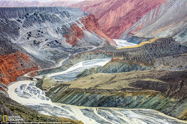 Tác phẩm của nhiếp ảnh gia Tugo Cheng. Thiên Sơn (bầu trời núi) là dãy núi cao nhất Trung Á - một trong những cảnh quan thiên nhiên hùng vĩ thế giới và được nhiều người ví như thiên đường mặt đất.