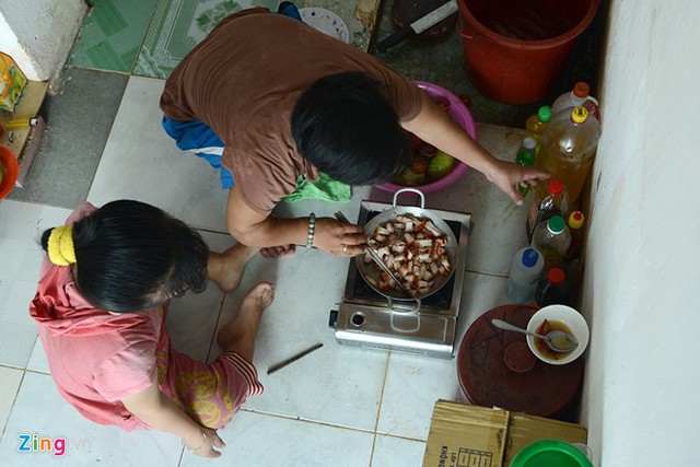 Mặc cho năm lần bảy lượt ch&agrave;ng trai cao 1,1 m tỏ t&igrave;nh nhưng Đ&agrave;o đều từ chối chỉ v&igrave; sợ cả hai c&ugrave;ng khổ. Chị lo sợ gia đ&igrave;nh phản đối, hoặc sau n&agrave;y lỡ c&oacute; con c&aacute;i, cơ thể b&eacute; giống bố mẹ lại c&agrave;ng khổ hơn. Mỗi lần bị chị Đ&agrave;o cự tuyệt, anh Lượng lại th&ecirc;m một lần buồn nhưng v&igrave; y&ecirc;u thực sự anh đ&atilde; kh&ocirc;ng nản ch&iacute;, quyết theo đuổi đến c&ugrave;ng.