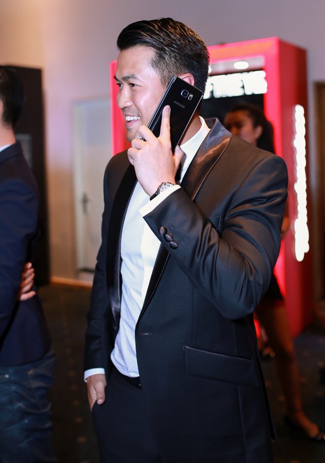 Phillip Nguyễn cũng tranh thủ gọi điện cho đối tác trong thời gian chờ vào màn chính của sự kiện. Anh sử dụng Galaxy Note5, dòng smartphone đẳng cấp và là trợ thủ đắc lực cho Phillip Nguyễn, khẳng định dấu ấn thành công của quý ông lịch lãm.