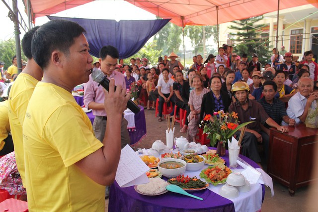
Đội Mỹ Lạc đang thuyết trình bài thi của mình trước Ban giám khảo và đông đảo khán giả xã Kỳ Sơn
