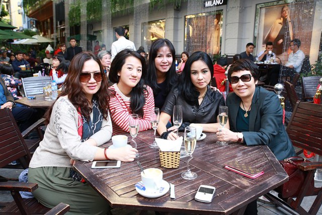 Diva Thanh Lam đi nghe hòa nhạc cùng bạn bè.