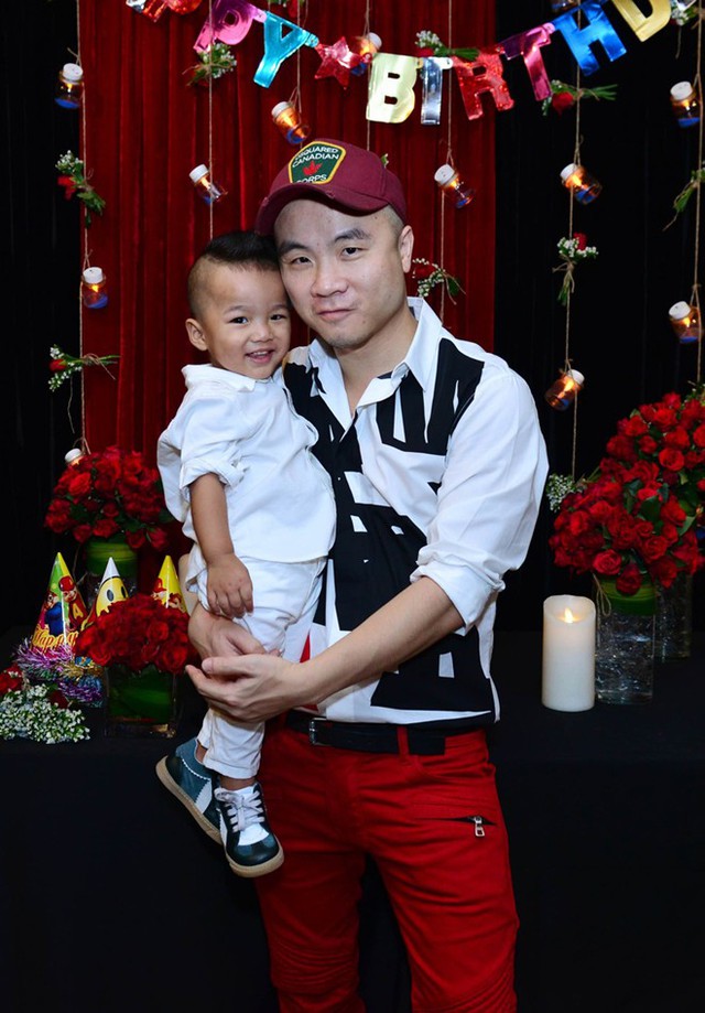 Nhà thiết kế Đỗ Mạnh Cường, một trong những người bạn thân gắn bó với Xuân Lan từ cuộc thi Vietnams Next Top Model, cùng con trai nuôi đến dự tiệc.