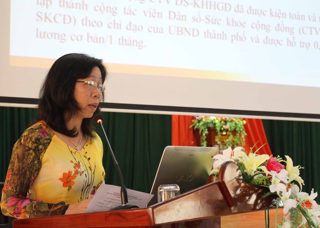 Bà Nguyễn Thị Xuân, Chi cục trưởng Chi cục DS-KHHGĐ TP Đà Nẵng phát biểu tại hội nghị. Ảnh Đức Hoàng
