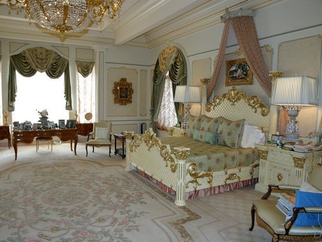 Các phòng ngủ được trang hoàng theo phong cách hoàng gia với nhiều món đồ dát vàng.