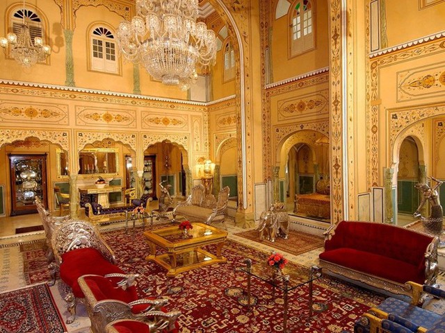 Phòng Shahi Mahal ở Raj Palace, Jaipur, Ấn Độ: Từng là một cung điện trước khi được cải tạo thành khách sạn, Raj Palace có nội thất xứng với các vị vua. 