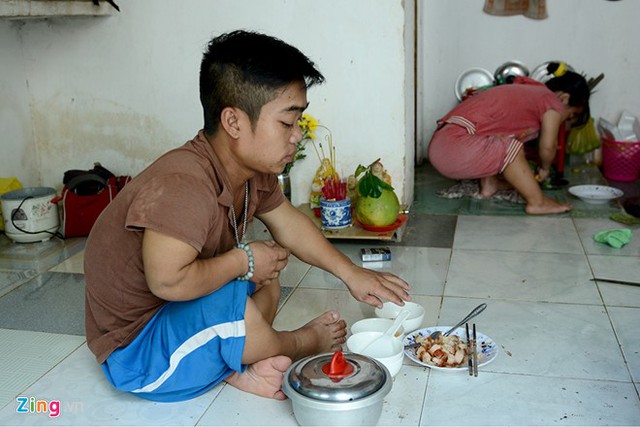 
Kể từ l&uacute;c chị Đ&agrave;o từ chối lời đề nghị, anh Lượng kh&ocirc;ng n&oacute;i th&ecirc;m lần n&agrave;o nữa m&agrave; chỉ thể hiện t&igrave;nh cảm bằng h&agrave;nh động. Mỗi khi tr&aacute;i gi&oacute; trở trời, Đ&agrave;o bị ốm đau nhất l&agrave; l&uacute;c nửa đ&ecirc;m, ch&agrave;ng trai sinh năm 1989 lại đạp xe từ quận T&acirc;n B&igrave;nh qua quận 12 (khoảng 13 km) để đưa cho chị thuốc hạ sốt, mua t&ocirc; ch&aacute;o n&oacute;ng tới &eacute;p chị ăn, uống thuốc, xong xu&ocirc;i mới đạp xe về.
