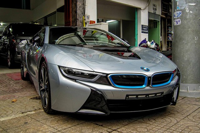 Số lượng BMW tại Việt Nam hiện nay khoảng gần 20 chiếc. Đa phần trong số đó được khách hàng đặt trước, tuy nhiên cũng có nhiều chiếc đang nằm tại showroom.