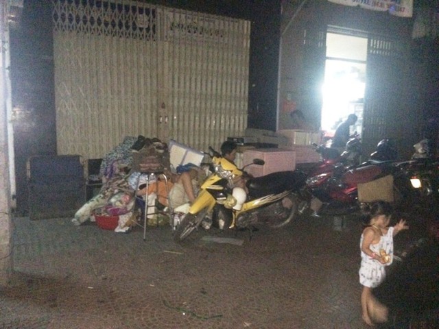 
Vụ hỏa hoạn khiến hầu hết khổ chủ, vốn l&agrave; những hộ gia đ&igrave;nh lao động ngh&egrave;o, phải t&aacute; t&uacute;c ngo&agrave;i vỉa h&egrave;.

