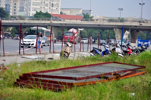 Những tấm tôn, lưới sắt sau khi được tháo dỡ được đưa lên dải phân cách ở giữa đường.