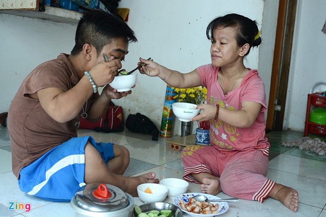 Trước t&igrave;nh y&ecirc;u ch&acirc;n th&agrave;nh của anh Lượng, sau một thời gian d&agrave;i, Đ&agrave;o bắt đầu rung động v&agrave; kh&ocirc;ng c&ograve;n l&yacute; do để từ chối. Chị chủ động nhắn tin, gọi điện rủ anh đi uống nước n&oacute;i chuyện. Khổ th&igrave; cũng đ&atilde; khổ rồi, giờ g&aacute;nh th&ecirc;m ch&uacute;t cực nhọc nữa cũng chẳng sao. D&ugrave; sao c&oacute; th&ecirc;m người bầu bạn, chăm s&oacute;c lẫn nhau l&uacute;c ốm đau cũng tốt, chị Đ&agrave;o t&acirc;m sự.
