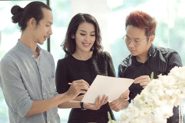 Cận kề ngày cưới, Tú Vi cùng nhà thiết kế Chung Thanh Phong theo sát các khâu chuẩn bị trang phục, chọn tông trang điểm và trang trí không gian tiệc.