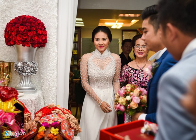 Cô dâu Vân Trang e lệ khi được mẹ dắt ra chào hỏi hai họ.