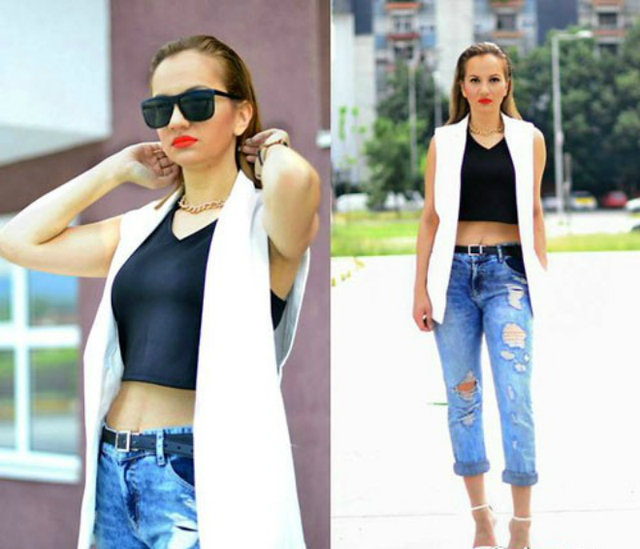 Với thời tiết mát mẻ hay se lạnh của những ngày thu, bạn có thể mix croptop cùng quần jeans, quần họa tiết cạp cao và một chiếc áo khoác ngoài kín đáo, ấm áp.