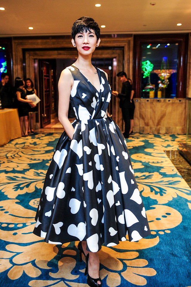 Cựu người mẫu Xuân Lan nổi bật với bộ váy hoa văn hình trái tim.