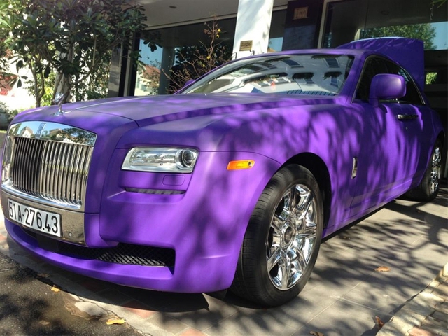 Chiếc Rolls-Royce Ghost dán decal màu tím của đại gia phố núi. (Ảnh: FBNV)