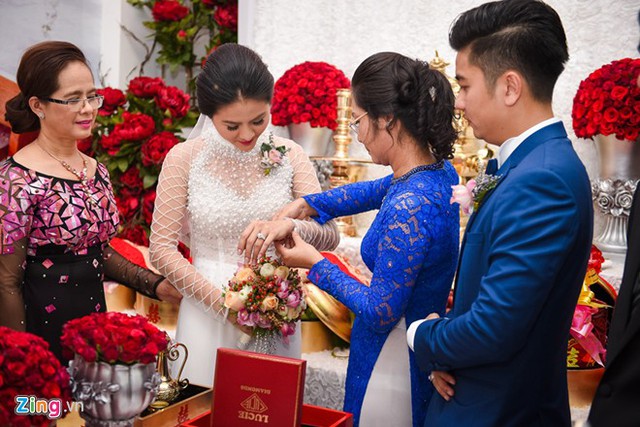Mẹ chồng Vân Trang trao quà cưới cho con dâu.