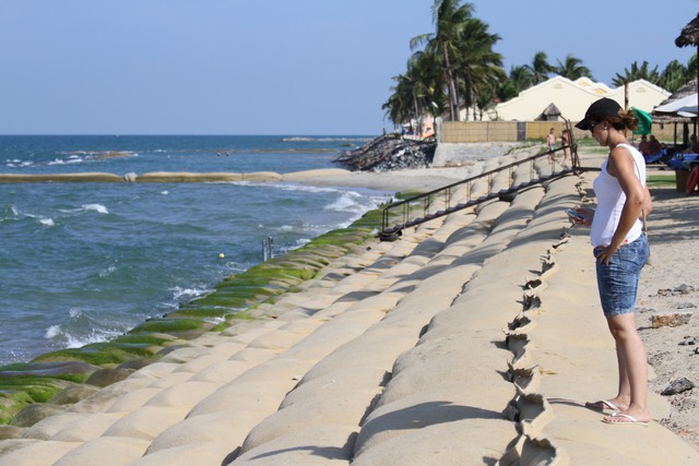 Lần quay trở lại bờ biển Cửa Đại này, chị Nubia Ferreira tiếc nuối

vì bờ biển bị sạt lở quá sâu vào đất liền.