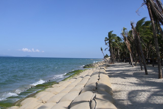 Hiện bờ biển Cửa Đại đang được khắc phục sạt lở tạm bằng các

bao bố.