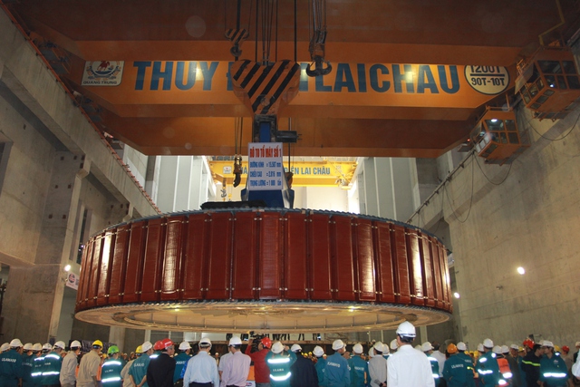 Rô to nặng 1.000 tấn được cẩu trục do người Việt chế tạo nâng, di chuyển đến lắp ráp tại tổ máy số 1, Nhà máy thủy điện Lai Châu