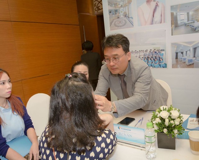 Bác sỹ Kang thăm khám và tư vấn tại sự kiện khai trương bệnh viện thẩm mỹ Kang.