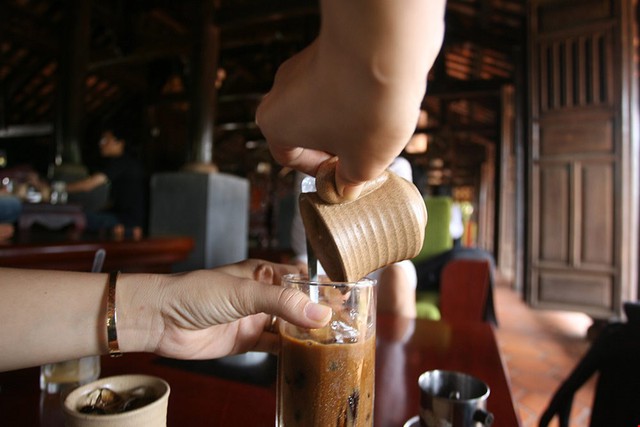 Cà phê phin kiểu Việt - thức uống có hương vị “gây mùi nhớ” theo cảm nhận của Didier Corlou - Ảnh: M.N