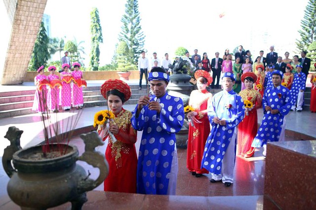 ...sau đó các cặp đôi dừng lại ở Quảng trường 2-9 để dâng hương, bày tỏ lòng thành kính trước vong linh các anh hùng liệt sĩ.