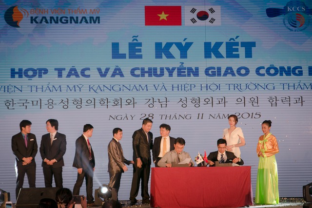 Lễ ký kết chuyển giao công nghệ Hàn Quốc giữa 2 bên Việt – Hàn dưới sự chứng kiến hoa hậu Kỳ Duyên