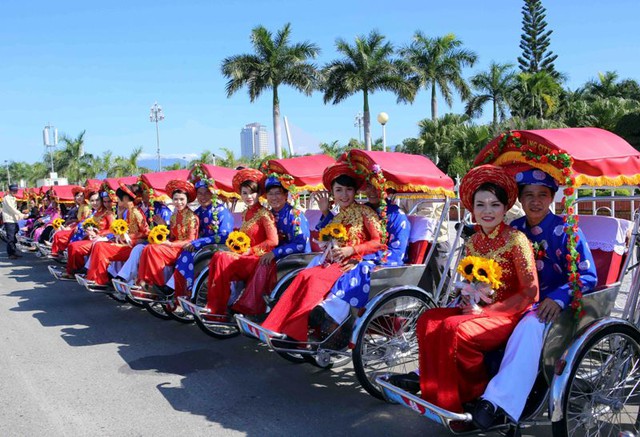 Lễ cưới được tổ chức tại trụ sở Liên đoàn Lao động TP, sau đó rước dâu bằng xe xích lô qua các tuyến phố...