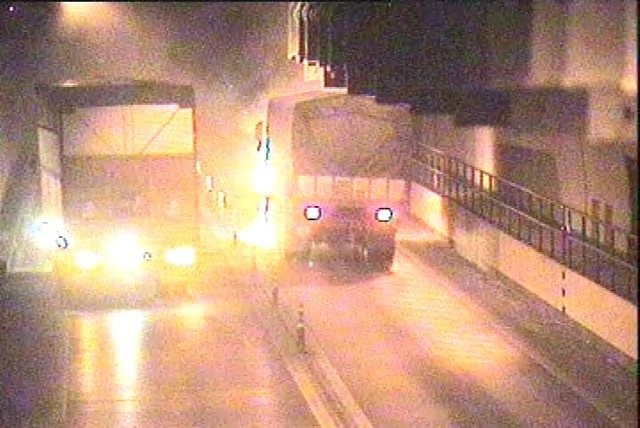 Hình ảnh lúc xe tải bốc cháy trong hầm Hải Vân qua camera quan sát