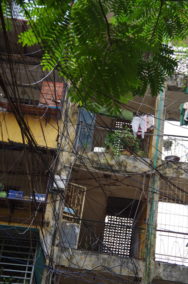 Mạng lưới dây đan chằng chịt trước khu tập thể ở Nguyễn Quý Đức, quận Thanh Xuân