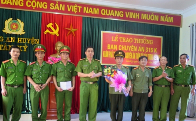 Lãnh đạo công an Nghệ An khen thưởng cho ban chuyên án