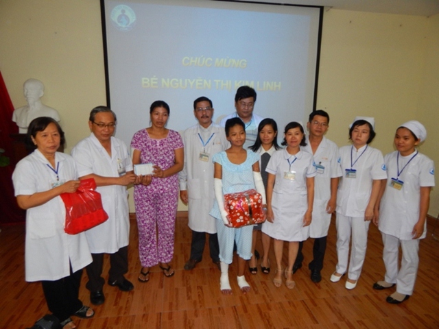 
Đại diện BV Nhi Đồng 1 trao qu&agrave; v&agrave; sổ tiết kiệm do nhiều mạnh thường qu&acirc;n đ&oacute;ng g&oacute;p đến b&eacute; g&aacute;i, người khiến dư luận quan t&acirc;m lo lắng sau vụ việc đầy thương t&acirc;m.
