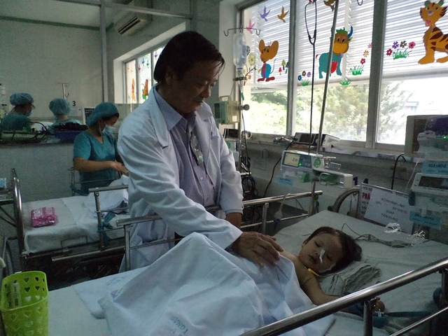 BS Đào Trung Hiếu nói trường hợp phẫu thuật bướu gan đối với bệnh nhi 8,8kg như bé A chưa thấy y văn thế giới ghi nhận.
