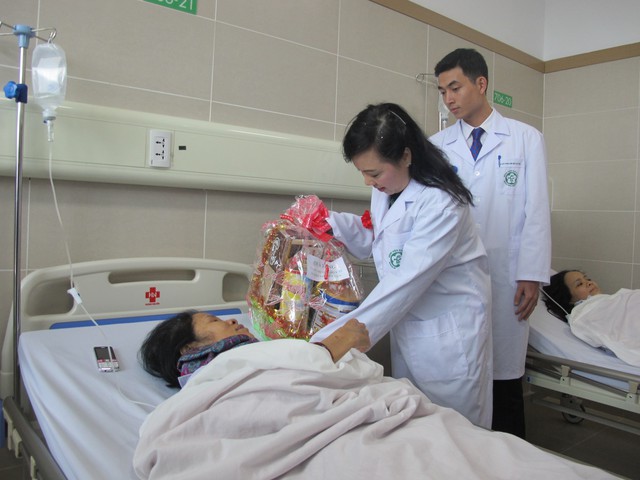 
Bộ trưởng Nguyễn Thị Kim Tiến tới thăm hỏi, động viên bệnh nhân điều trị tại BV Bạch Mai
