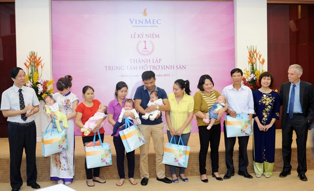 
BS Jean Clément Sage (bìa phải) và GS Nguyễn Thanh Liêm (bìa trái), Giám đốc bệnh viện đa khoa quốc tế Vinmec chúc mừng các gia đình có các bé được sinh tại Trung tâm hỗ trợ sinh sản Vinmec
