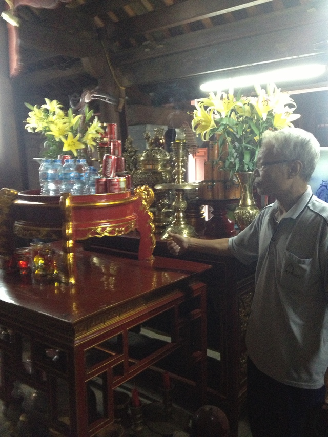 Cụ Nguyễn Ngọc Khảm chỉ cho phóng viên nơi đã từng đặt 4 pho tượng đồng cổ đã bị biến mất