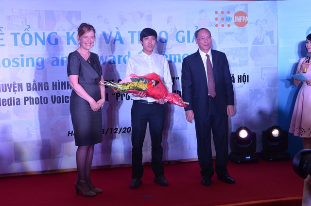 
Ông Nguyễn Văn Tân và bà Astrid Bant đại diện BTC trao giấy chứng nhận và tặng hoa cho Chi cục DS-KHHGĐ tỉnh Hà Tĩnh đạt giải Nhì của cuộc thi
