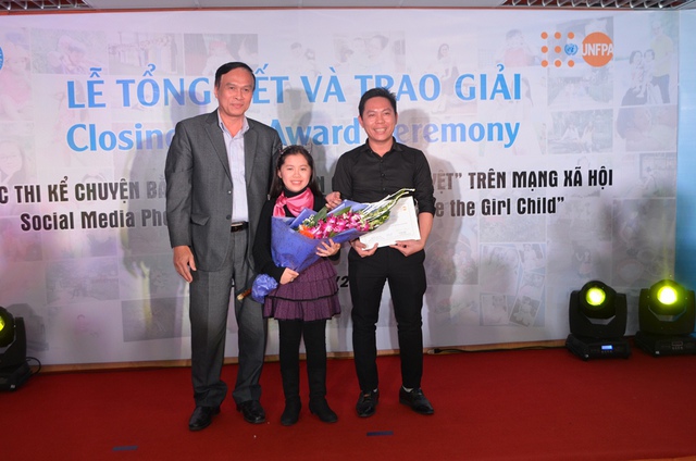 
Ông Hồ Chí Hùng trao giải Nhì cho bố con anh Nguyễn Đức Cường (Cầu Giấy, Hà Nội) với tác phẩm Bố yêu con
