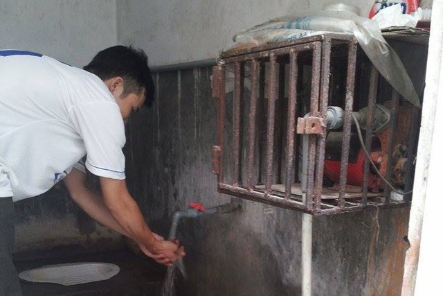 Chủ phòng trọ ở 246 Định Công (quận Hoàng Mai) khoan giếng ngay trong nhà vệ sinh để lấy nướcsinh hoạt. 
Ảnh: H.Phương