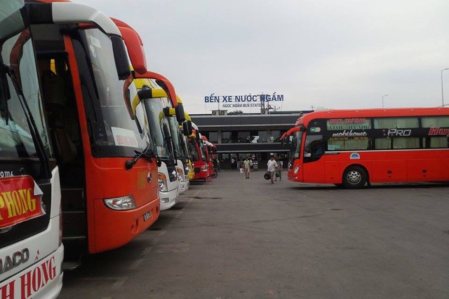 Nhiều nhà xe ở bến xe Nước Ngầm chạy tuyến Hà Nội đi Nghệ An, Hà Tĩnh chưa có động thái giảm giá. 	Ảnh: HP