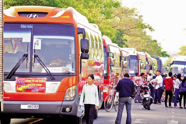 Nhu cầu thuê xe đưa đón dịp Tết lại “nóng”. Ảnh: H.P