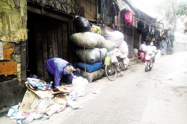 Khu “đại nhà trọ” Hoàng Cầu phế thải cao ngang đầu người. Ảnh: Hà Phương