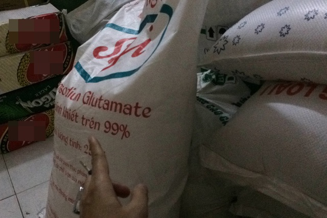 Bao bột ngọt Saji loại 25 kg được một đại lý ở Thanh Xuân (Hà Nội) cho là “hàng chuẩn của công ty Vedan”(?). Ảnh: HN