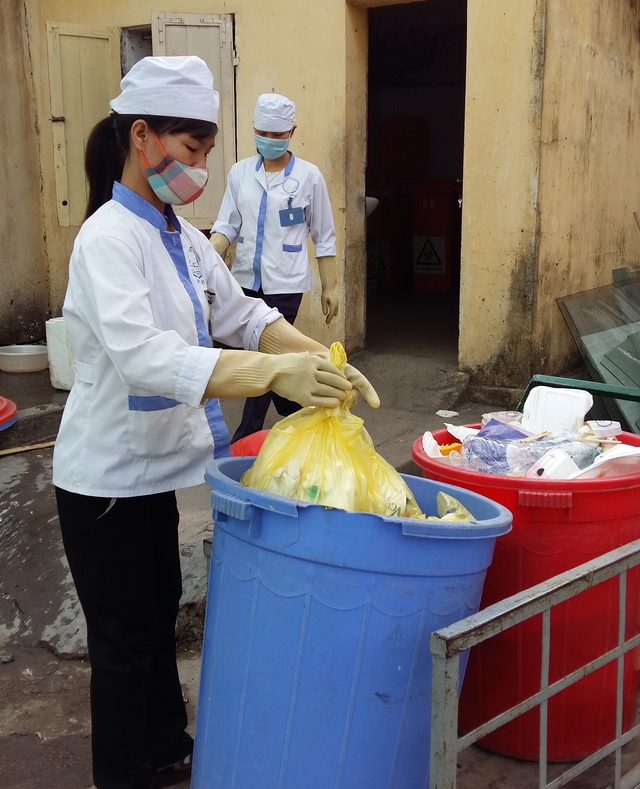 
Việc thu gom chất thải y tế tại Bệnh viện Hữu nghị Việt - Tiệp luôn được đảm bảo đúng quy trình, có sự giám sát. Ảnh: Minh Lý
