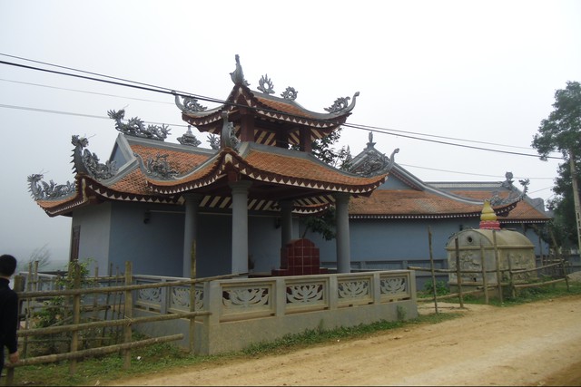 Ngôi đền thờ mới được xây dựng bên ven bờ sông Lam. Ảnh: P.B
